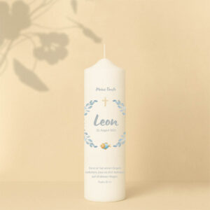 Taufkerze mit Blätterkranz, Kreuz, Fisch, Name, Datum und Bibelzitat – personalisiert und in zwei Größen erhältlich.