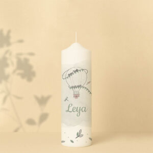 Taufkerze mit Heißluftballon, Wimpelkette, Name, Datum, Tiere und Blättermuster – personalisiert und in zwei Größen erhältlich.