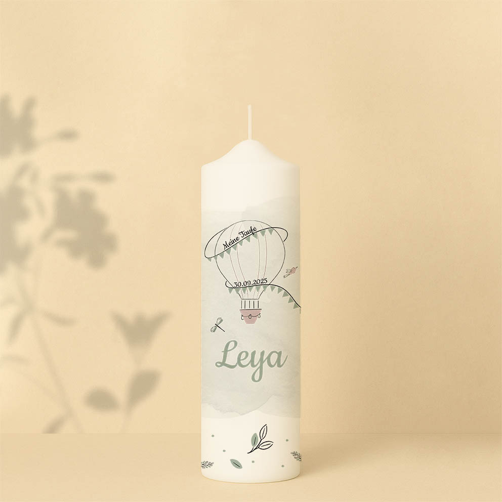 Taufkerze mit Heißluftballon, Wimpelkette, Name, Datum, Tiere und Blättermuster – personalisiert und in zwei Größen erhältlich.