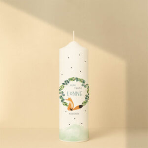 Taufkerze mit Blätterkranz, Fuchs, Name, Datum und Spruch – personalisiert und in zwei Größen erhältlich.