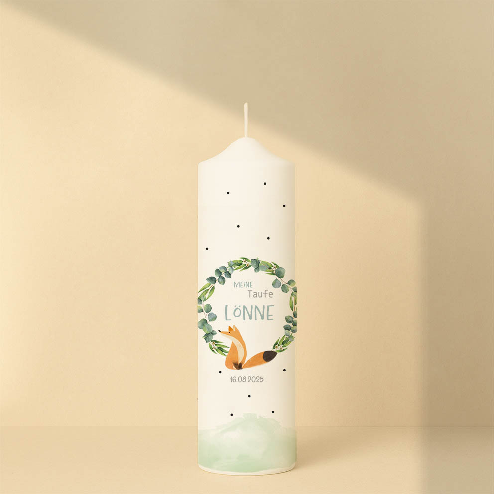 Taufkerze mit Blätterkranz, Fuchs, Name, Datum und Spruch – personalisiert und in zwei Größen erhältlich.
