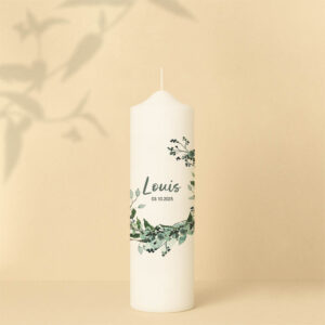 Taufkerze mit grünem Blätter-Halbkreis, Name und Datum – personalisiert und in zwei Größen erhältlich.