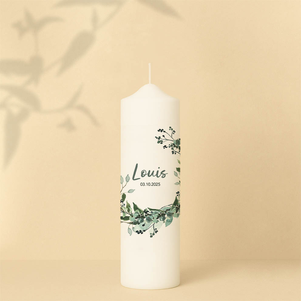Taufkerze mit grünem Blätter-Halbkreis, Name und Datum – personalisiert und in zwei Größen erhältlich.