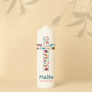 Taufkerze mit Kreuz aus bunten Fischen, Name, Datum und Bibelzitat – personalisiert und in zwei Größen erhältlich.
