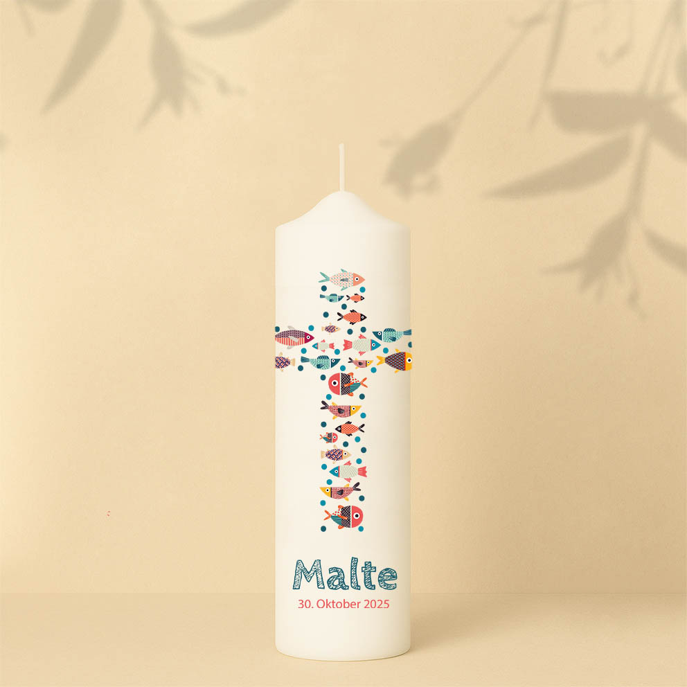 Taufkerze mit Kreuz aus bunten Fischen, Name, Datum und Bibelzitat – personalisiert und in zwei Größen erhältlich.