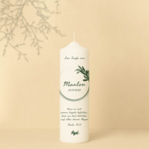 Taufkerze mit Blätter-Ring, Name, Datum, Text oben und Bibelzitat mit Zweig – personalisiert und in zwei Größen erhältlich.