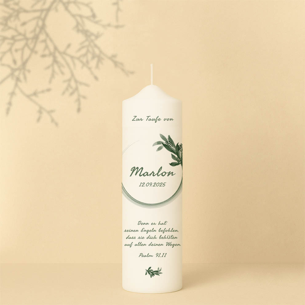 Taufkerze mit Blätter-Ring, Name, Datum, Text oben und Bibelzitat mit Zweig – personalisiert und in zwei Größen erhältlich.
