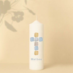 Taufkerze mit Kreuz aus sieben bunten Quadraten, Name und Bibelzitat – personalisiert und in zwei Größen erhältlich.
