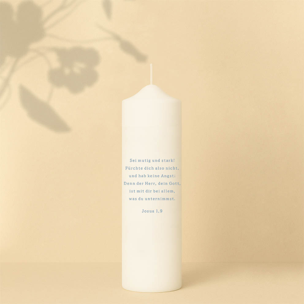 Taufkerze mit Kreuz aus sieben bunten Quadraten, Name und Bibelzitat – personalisiert und in zwei Größen erhältlich.