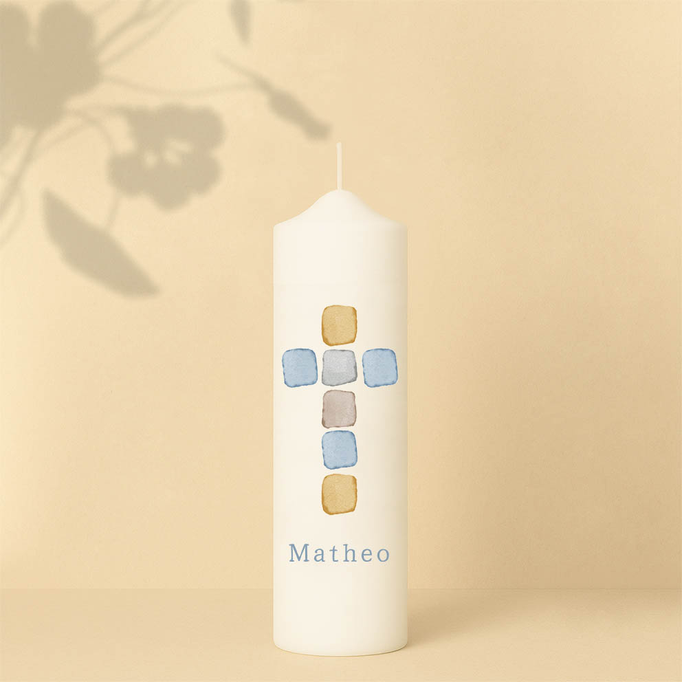 Taufkerze mit Kreuz aus sieben bunten Quadraten, Name und Bibelzitat – personalisiert und in zwei Größen erhältlich.