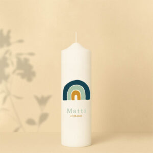 Taufkerze in Grün oder Grau mit Regenbogen, Name, Datum und Bibelzitat – personalisiert und in zwei Größen erhältlich.