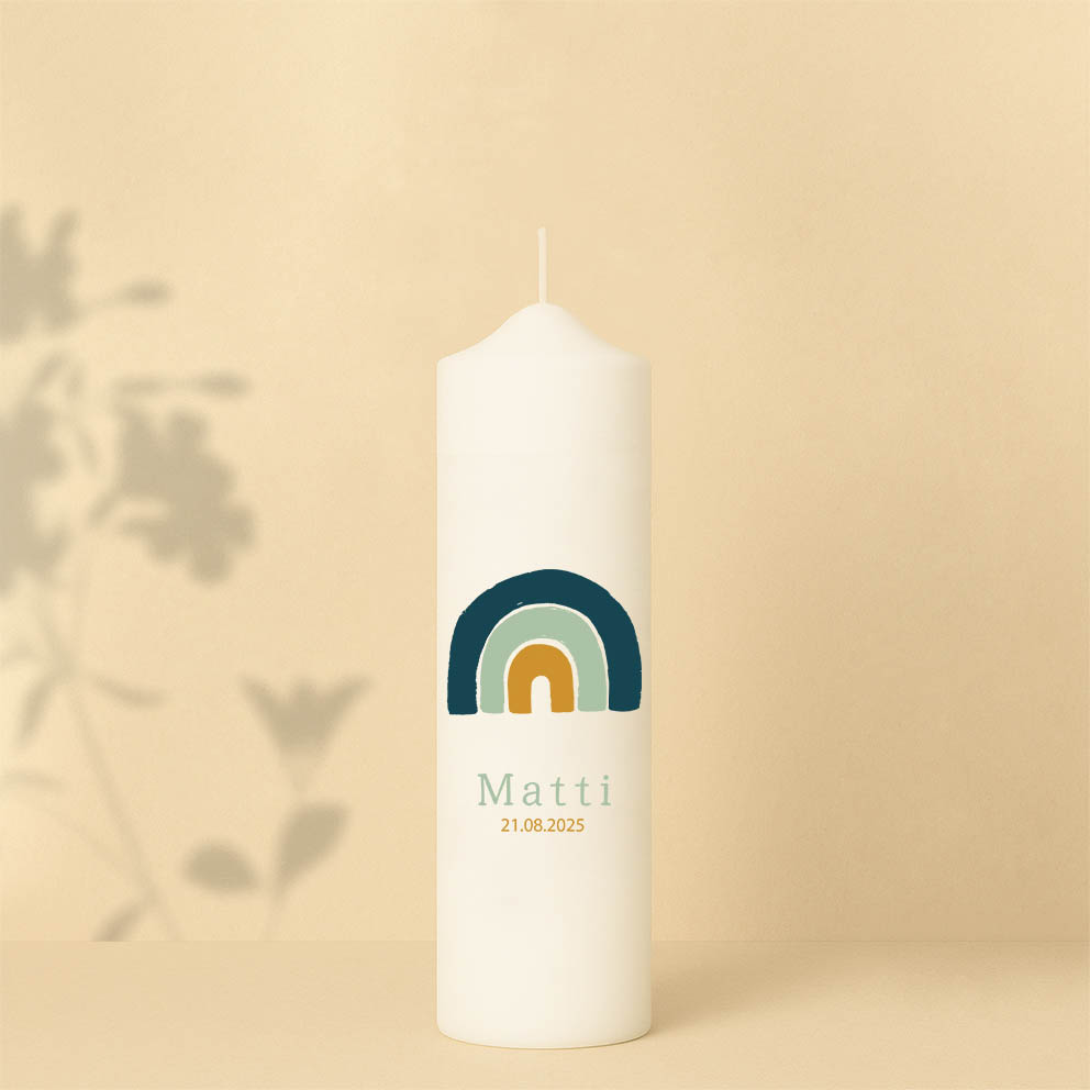 Taufkerze in Grün oder Grau mit Regenbogen, Name, Datum und Bibelzitat – personalisiert und in zwei Größen erhältlich.