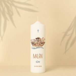 Taufkerze in Blau oder Lila mit Arche Noah, Kreuz, Name, Fisch, Datum und Spruch – personalisiert und in zwei Größen erhältlich.