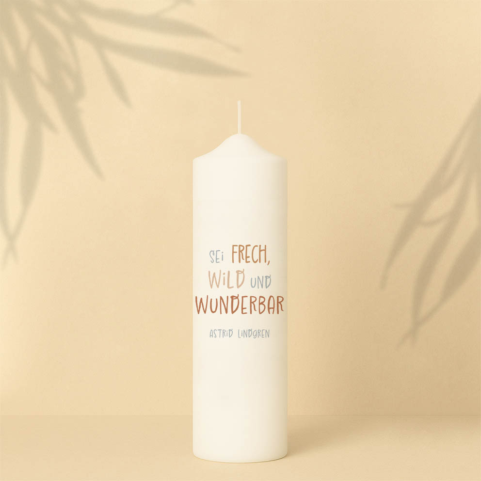 Taufkerze in Blau oder Lila mit Arche Noah, Kreuz, Name, Fisch, Datum und Spruch – personalisiert und in zwei Größen erhältlich.