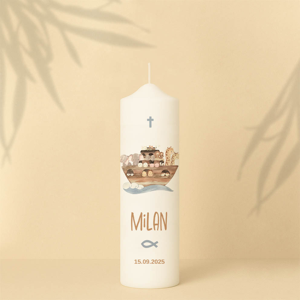 Taufkerze in Blau oder Lila mit Arche Noah, Kreuz, Name, Fisch, Datum und Spruch – personalisiert und in zwei Größen erhältlich.