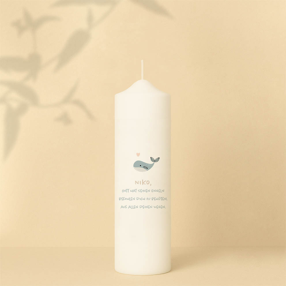 Taufkerze mit Wal, der bunte Wassertropfen spritzt, Name, Datum und Spruch personalisiert und in zwei Größen erhältlich.
