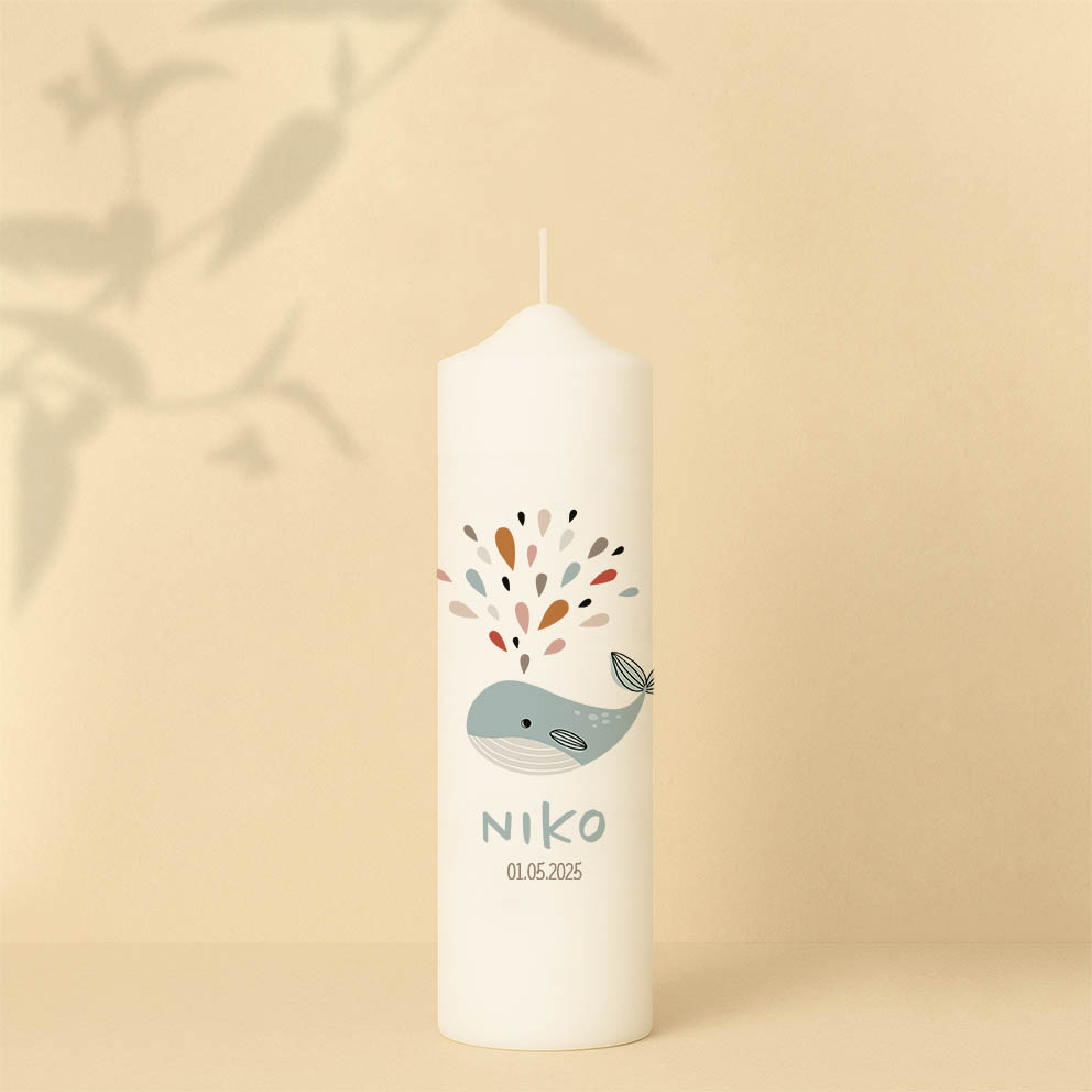 Taufkerze mit Wal, der bunte Wassertropfen spritzt, Name, Datum und Spruch personalisiert und in zwei Größen erhältlich.