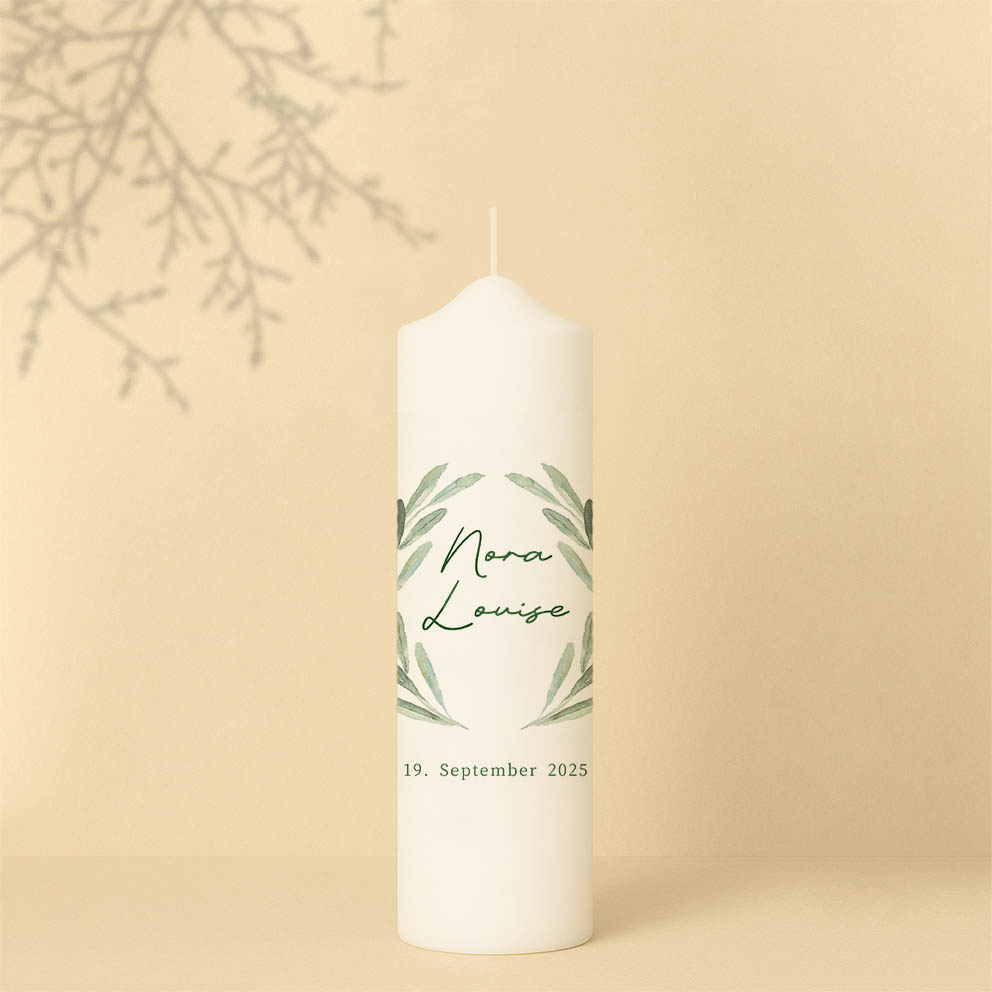 Taufkerze mit Kranz aus Lorbeerblättern, Name und Datum – personalisiert und in zwei Größen erhältlich.
