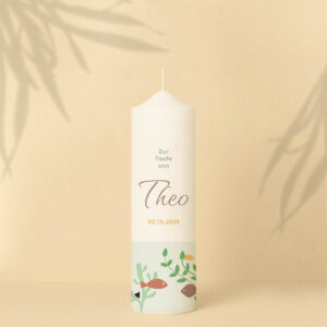Taufkerze mit Fisch, Pflanzen in Wasser, Name und Datum – Personalisiert und in zwei Größen erhältlich.
