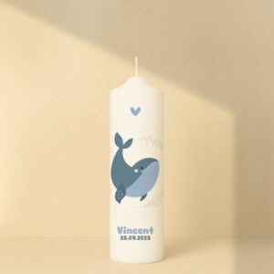 Taufkerze mit Blau-Wal, Herz, Name und Datum – Personalisiert und in zwei Größen erhältlich.