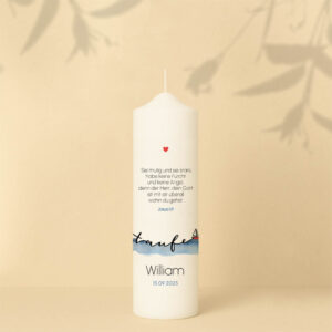 Taufkerze mit Schiff auf Wasser, Bibelzitat, Herz, Name und Datum– Personalisiert und in zwei Größen erhältlich.