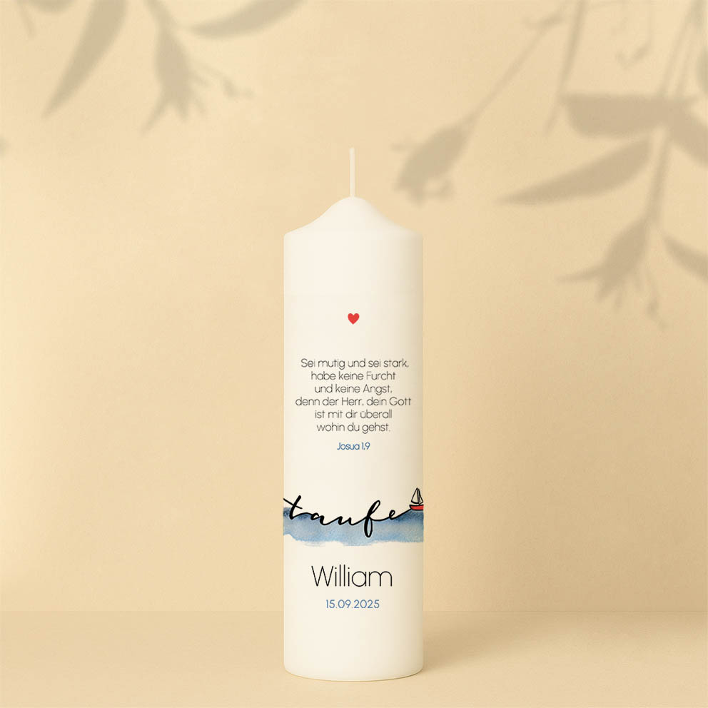 Taufkerze mit Schiff auf Wasser, Bibelzitat, Herz, Name und Datum– Personalisiert und in zwei Größen erhältlich.