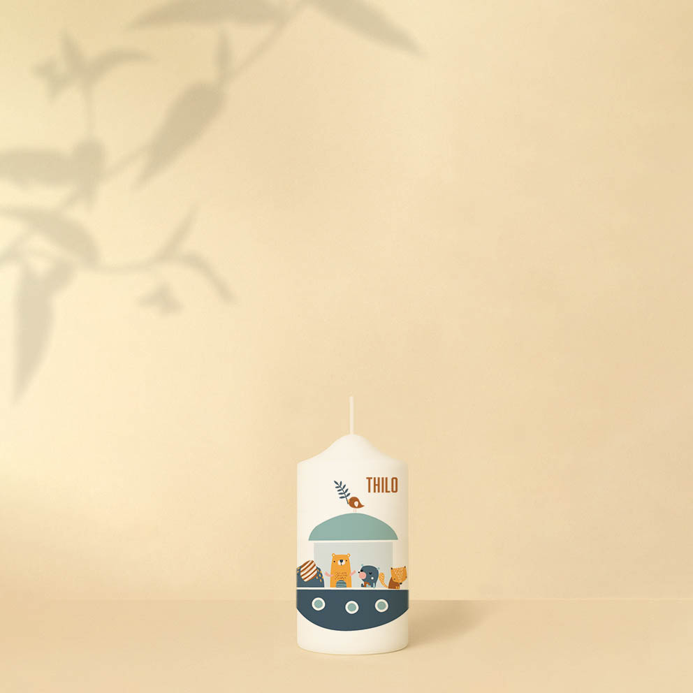 Taufkerze mit Regenbogen, Schiff mit Tiere, Name, Datum und Spruch – Personalisiert und in zwei Größen erhältlich.