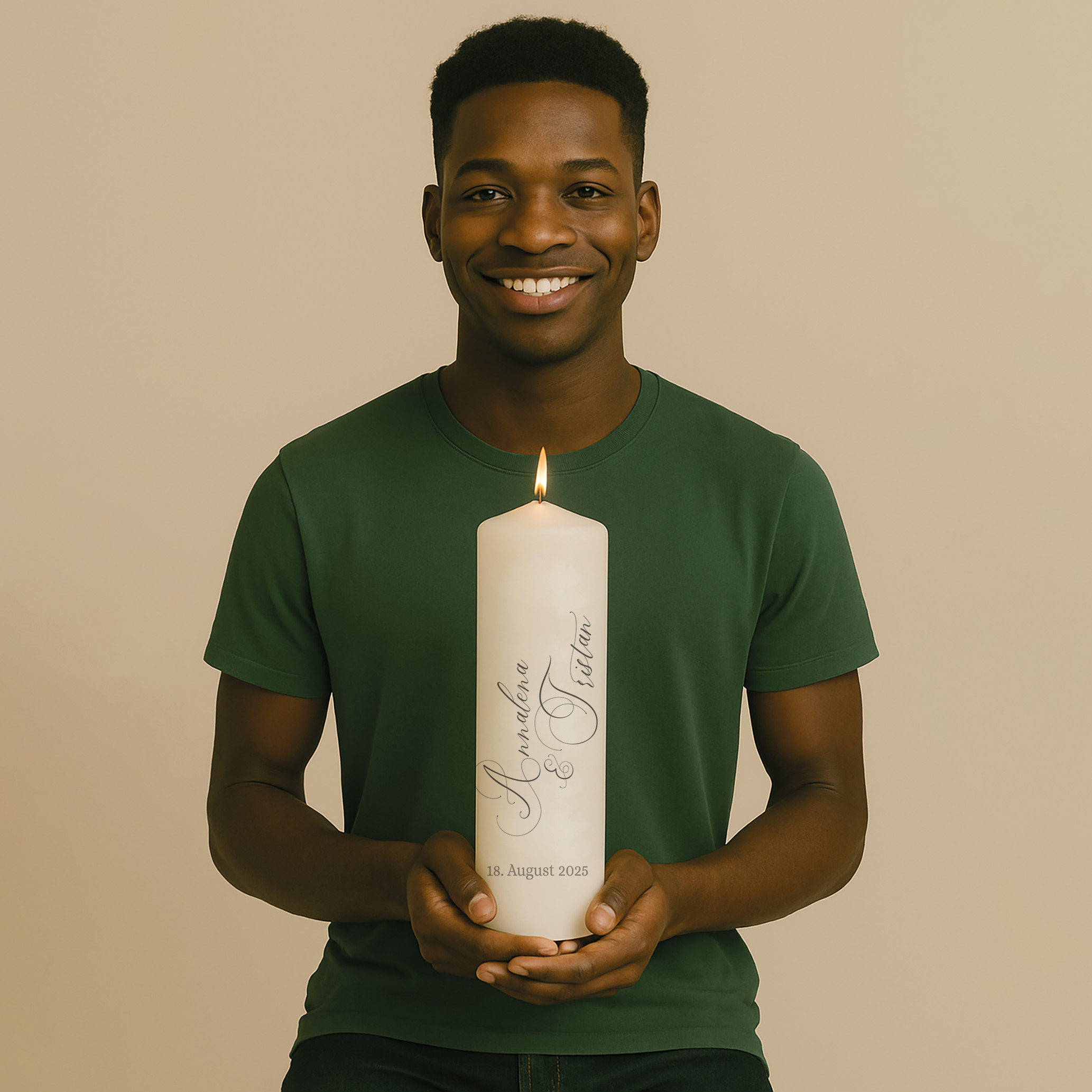 Personalisierte Hochzeitskerze in elegantem Weiß mit geschwungenen Namen und Datum – schlicht, stilvoll und zeitlos romantisch.