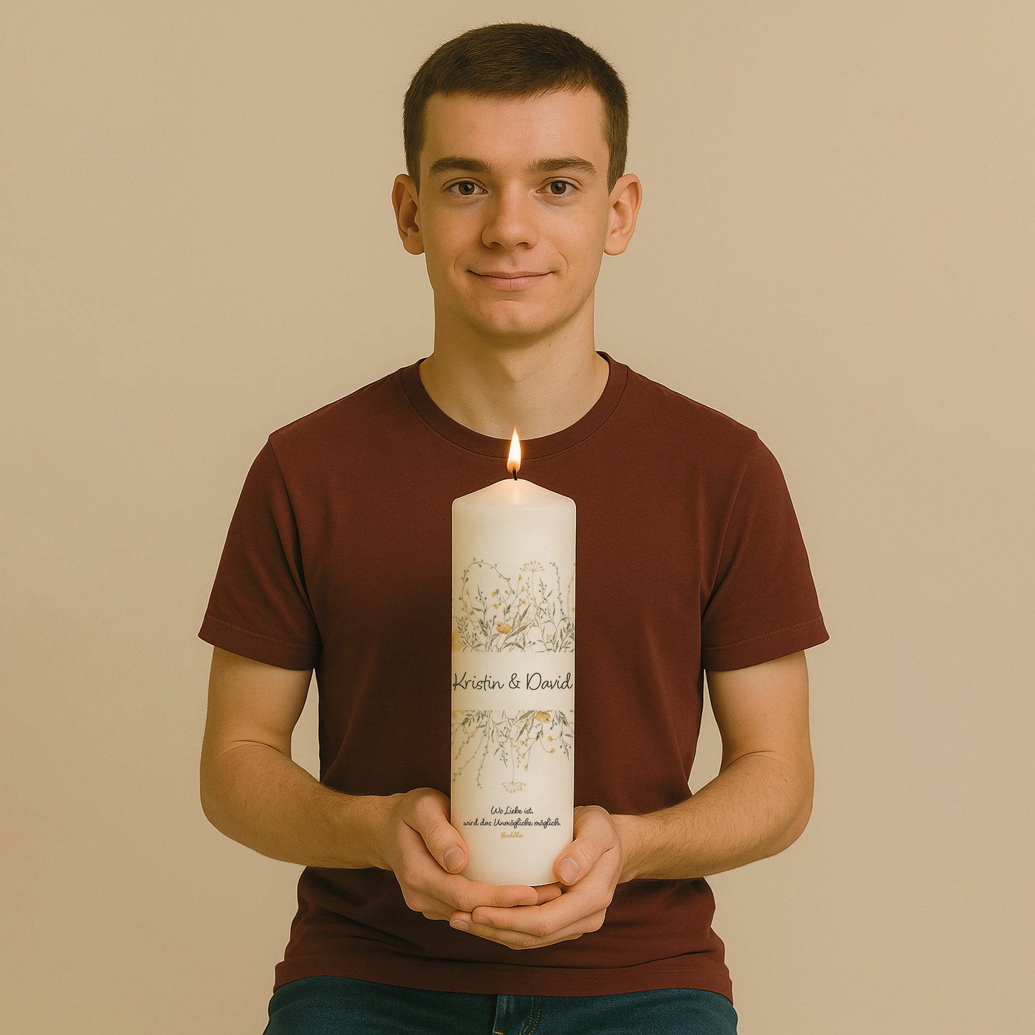 Personalisierte Hochzeitskerze mit zarten Wiesenblumen in Gelb und Grün – natürliches Design, das Liebe und Lebensfreude symbolisiert.