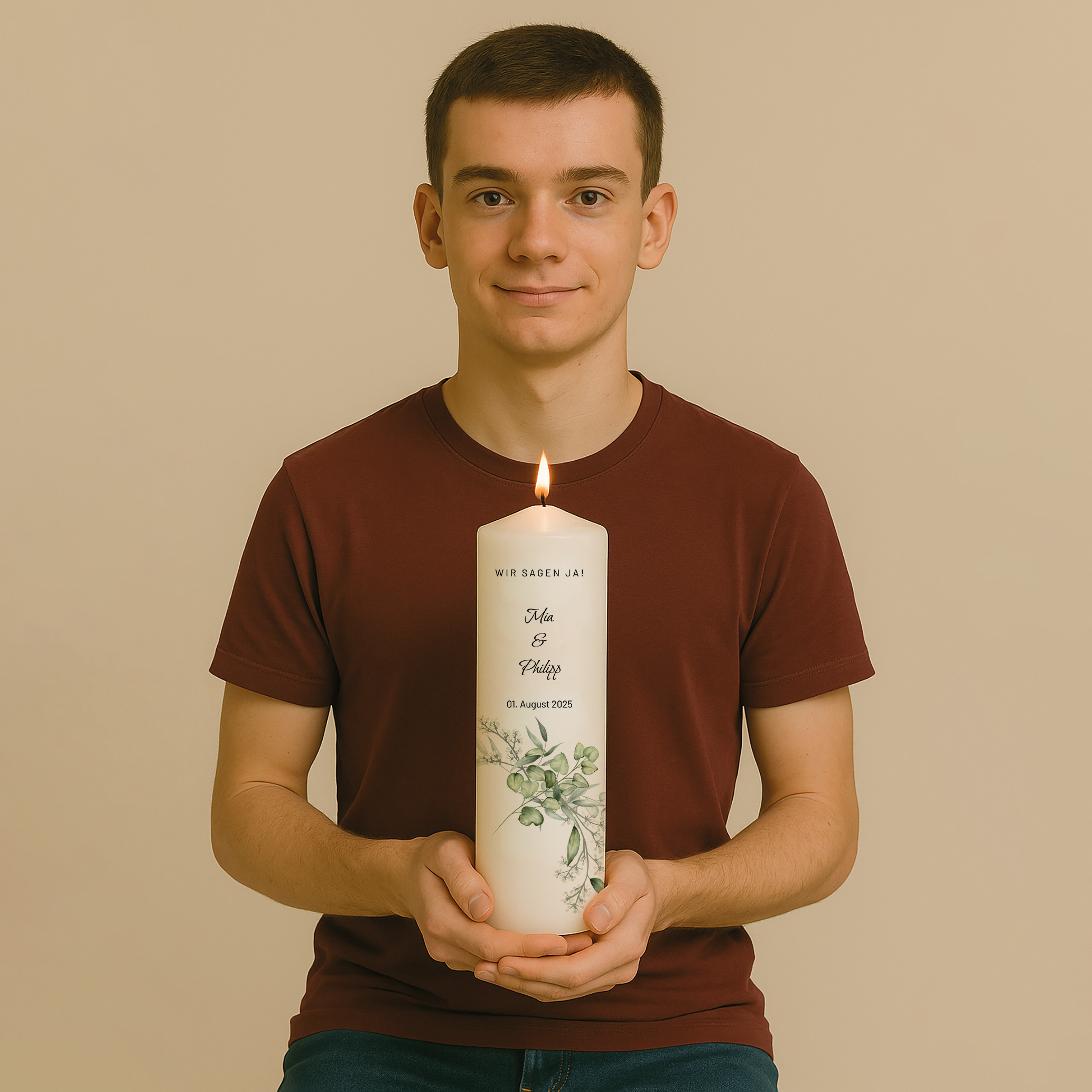 Personalisierte Hochzeitskerze mit schlichter Typografie und zarten Eukalyptuszweigen – minimalistisch, edel und zeitlos schön.