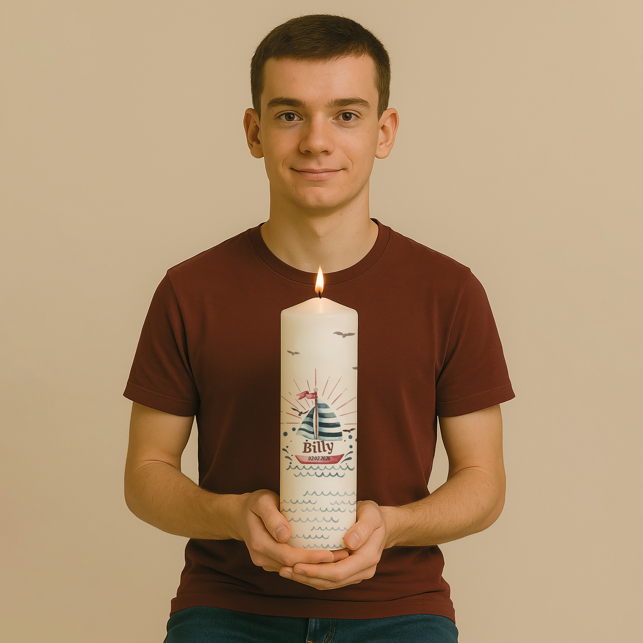 Personalisierte Lebenskerze mit Segelboot in Blau und Rot – maritimes Design für Geburt oder Taufe, frisch und symbolisch.