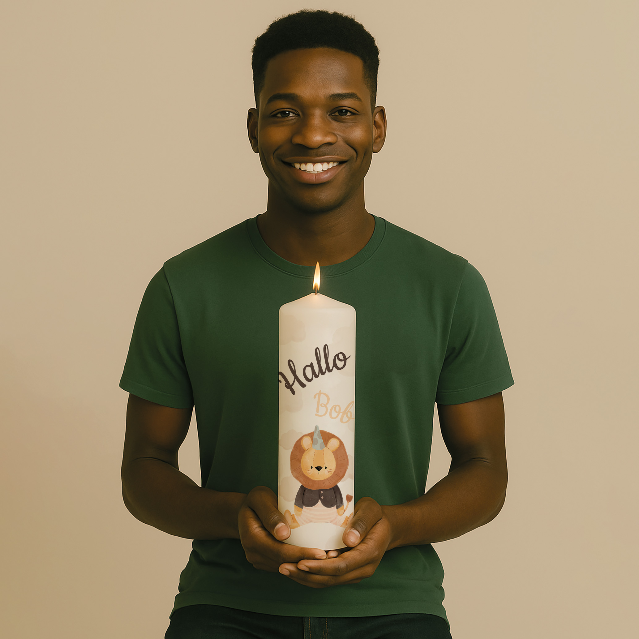 Willkommenskerze mit Wolken, Kuscheltier-Löwe und Text – personalisiert und in zwei Größen erhältlich.