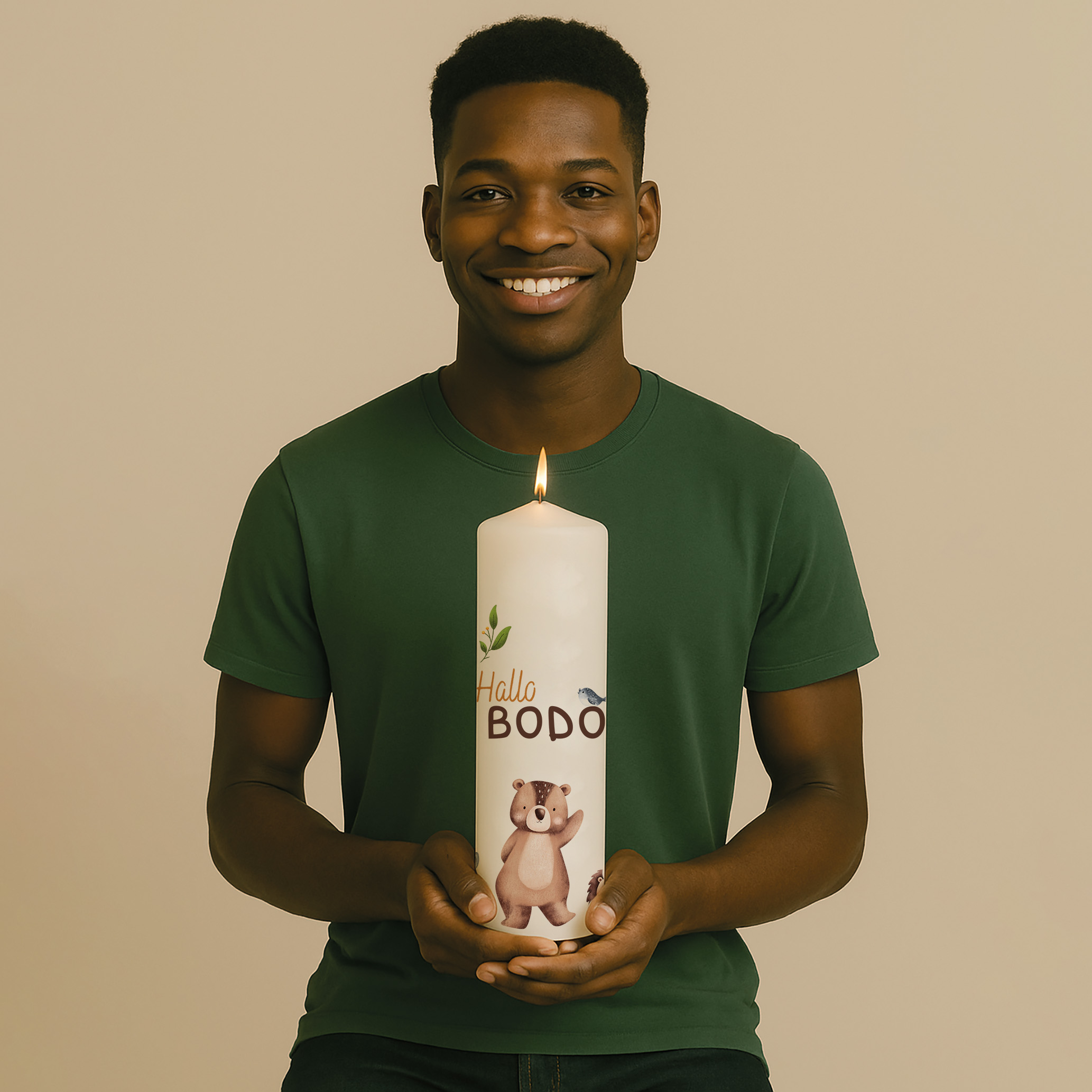 Willkommenskerze mit Waldtieren, Bäumen, Name mit Vogel und Text – personalisiert und in zwei Größen erhältlich.