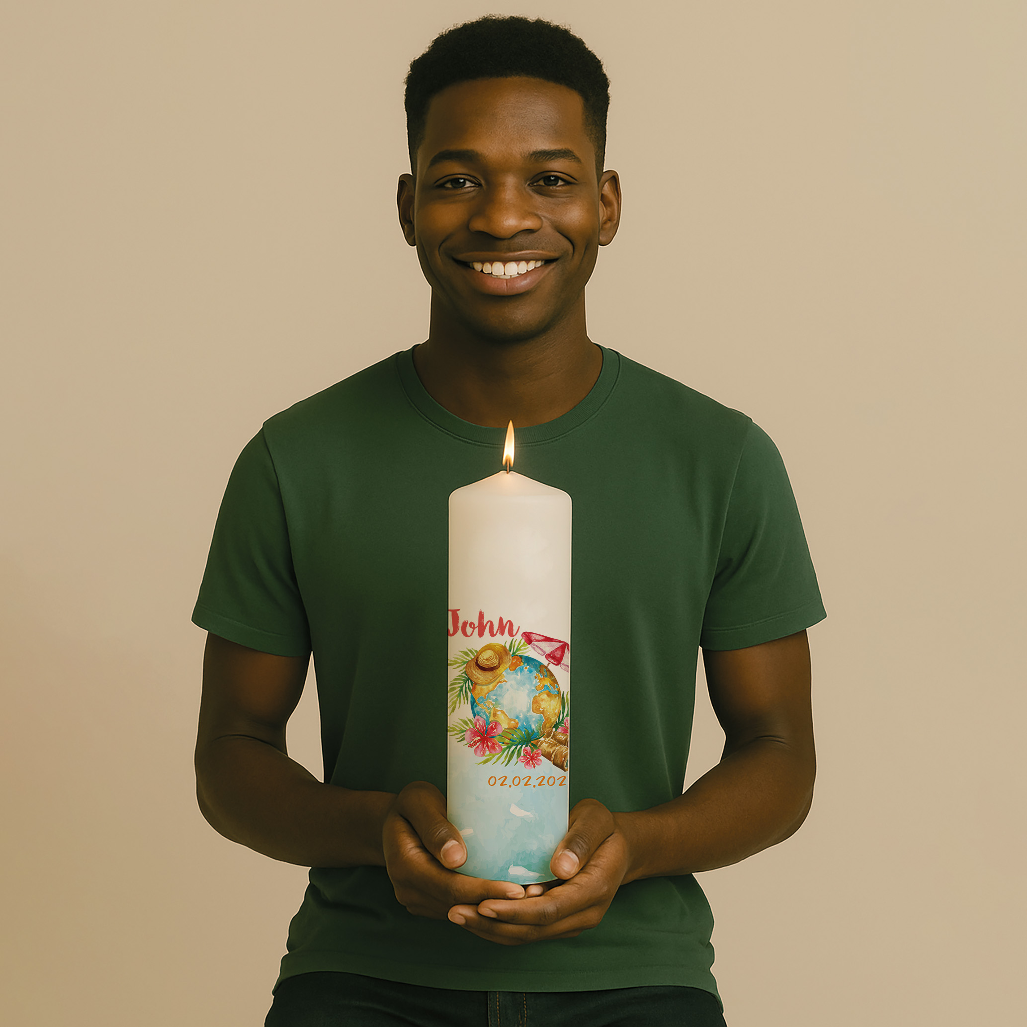 Personalisierte Lebenskerze mit Weltkugel, Blumen und Strohhut – tropisches, reiselustiges Motiv voller Lebensfreude.