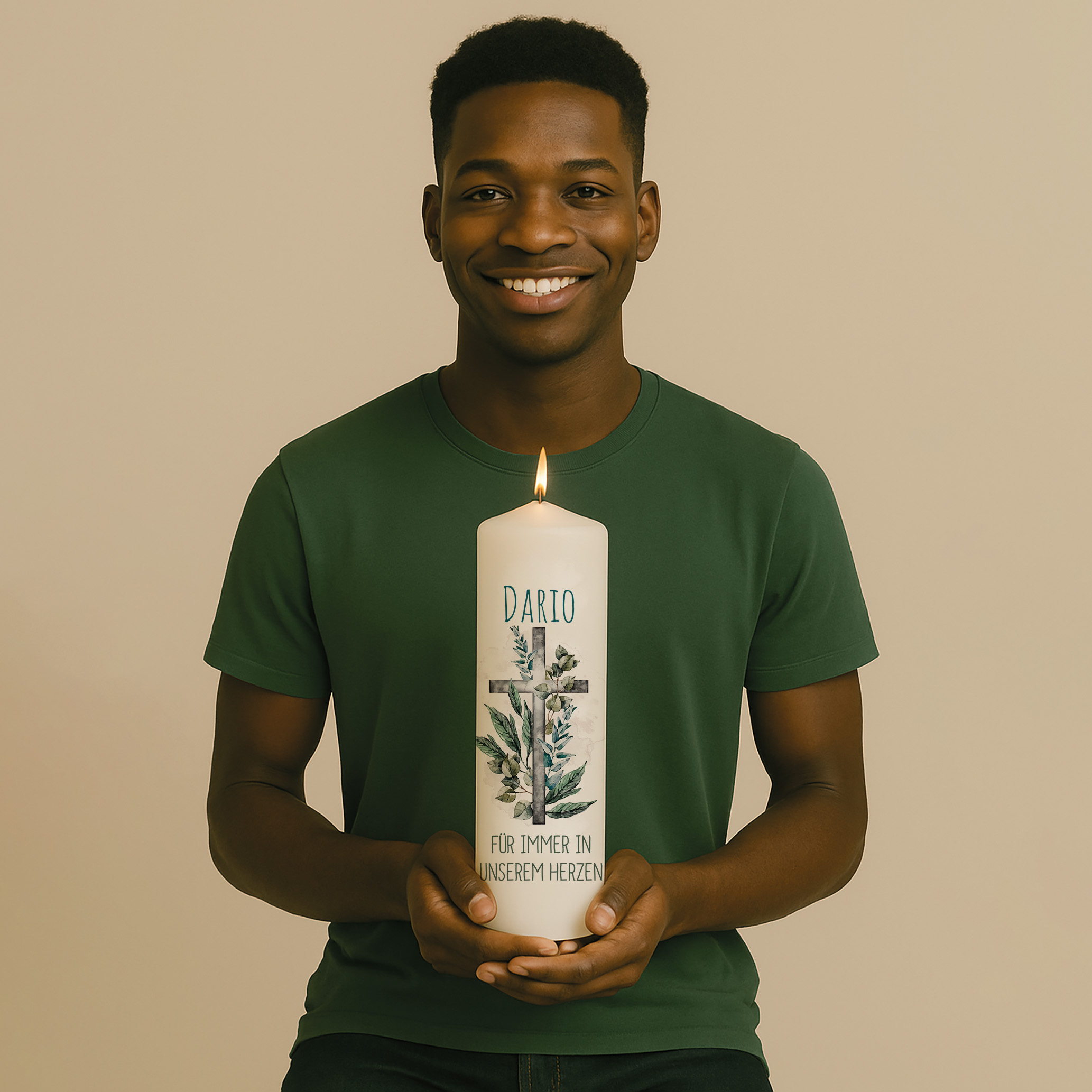 Personalisierte Gedenkkerze mit Kreuz und grünen Zweigen – stilvolles christliches Motiv als Zeichen des Trostes und der Hoffnung.