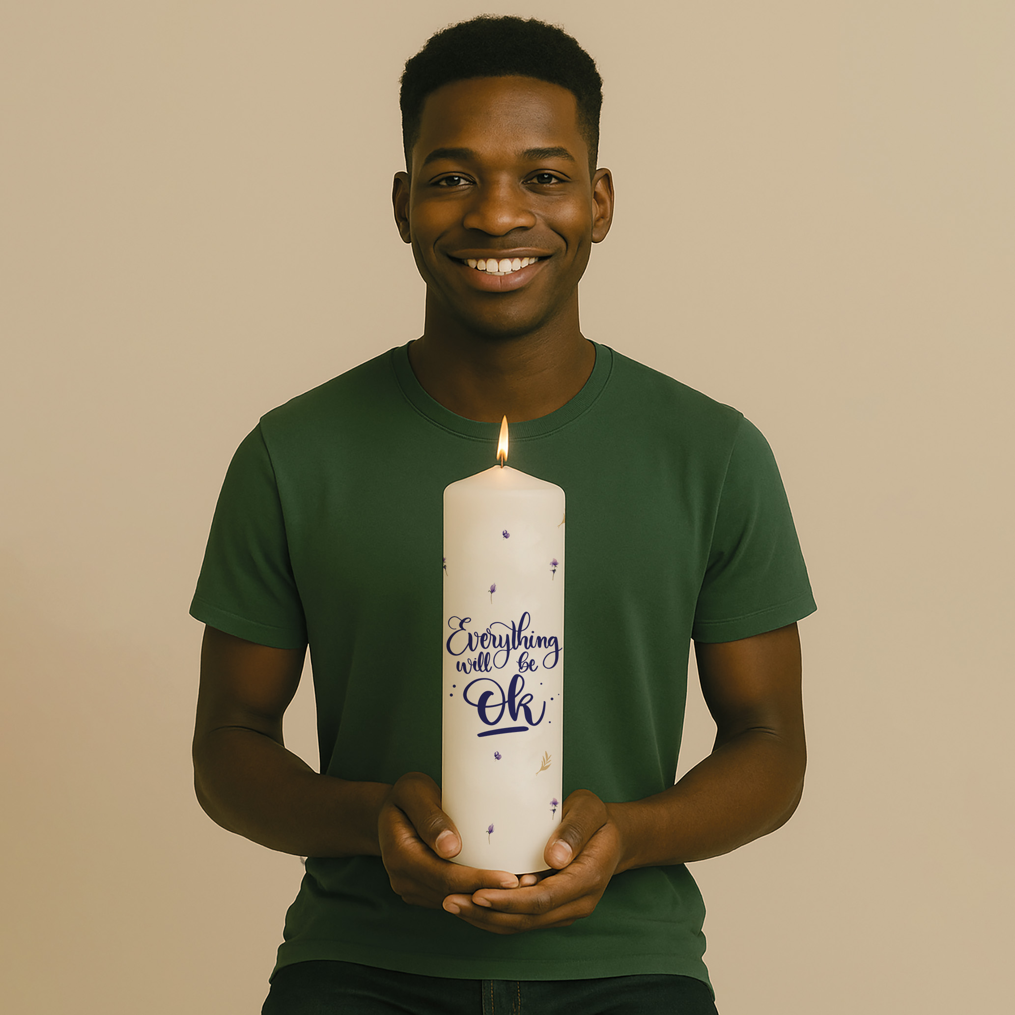 Personalisierte Lebenskerze mit feinen Lavendelblüten und Spruch „Everything will be ok“ – beruhigend, schlicht und hoffnungsvoll.