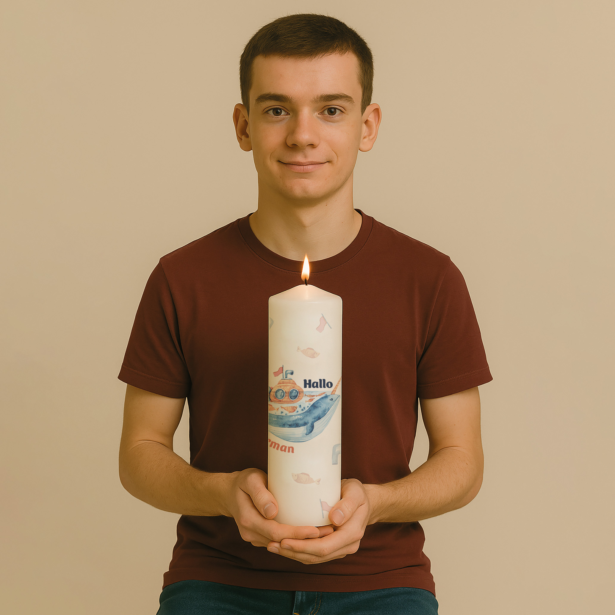 Willkommenskerze mit Wal, Fische, U-Boot, Fahne, Fernglas, Text und Name – personalisiert und in zwei Größen erhältlich.