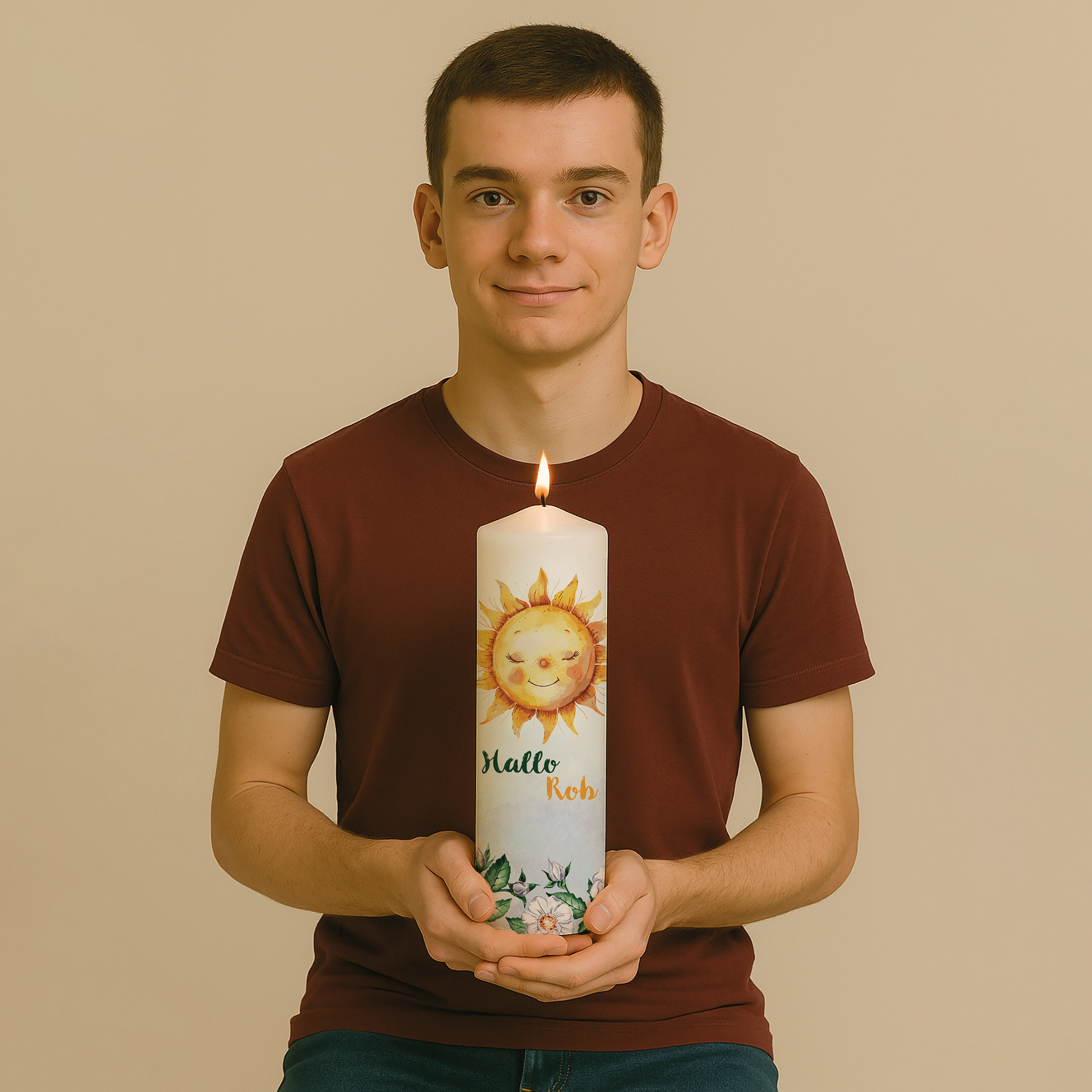 Willkommenskerze mit Sonne, Blumen, Blättern, blauem Verlauf und Name – personalisiert und in zwei Größen erhältlich.
