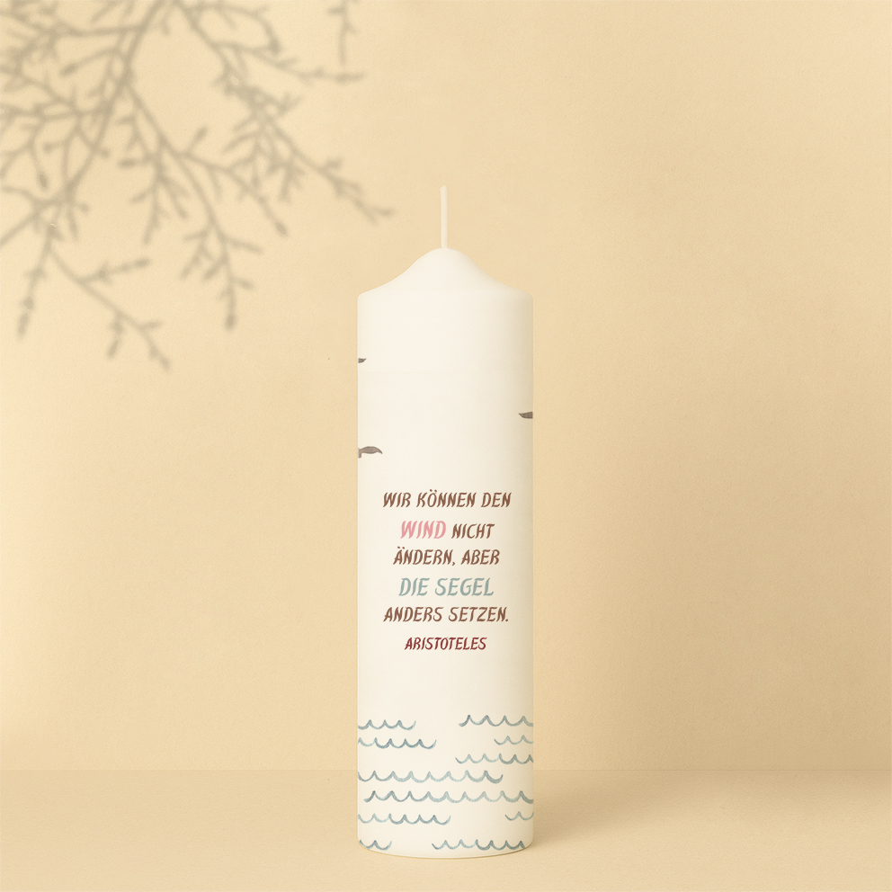 Personalisierte Lebenskerze mit Segelboot in Blau und Rot – maritimes Design für Geburt oder Taufe, frisch und symbolisch.