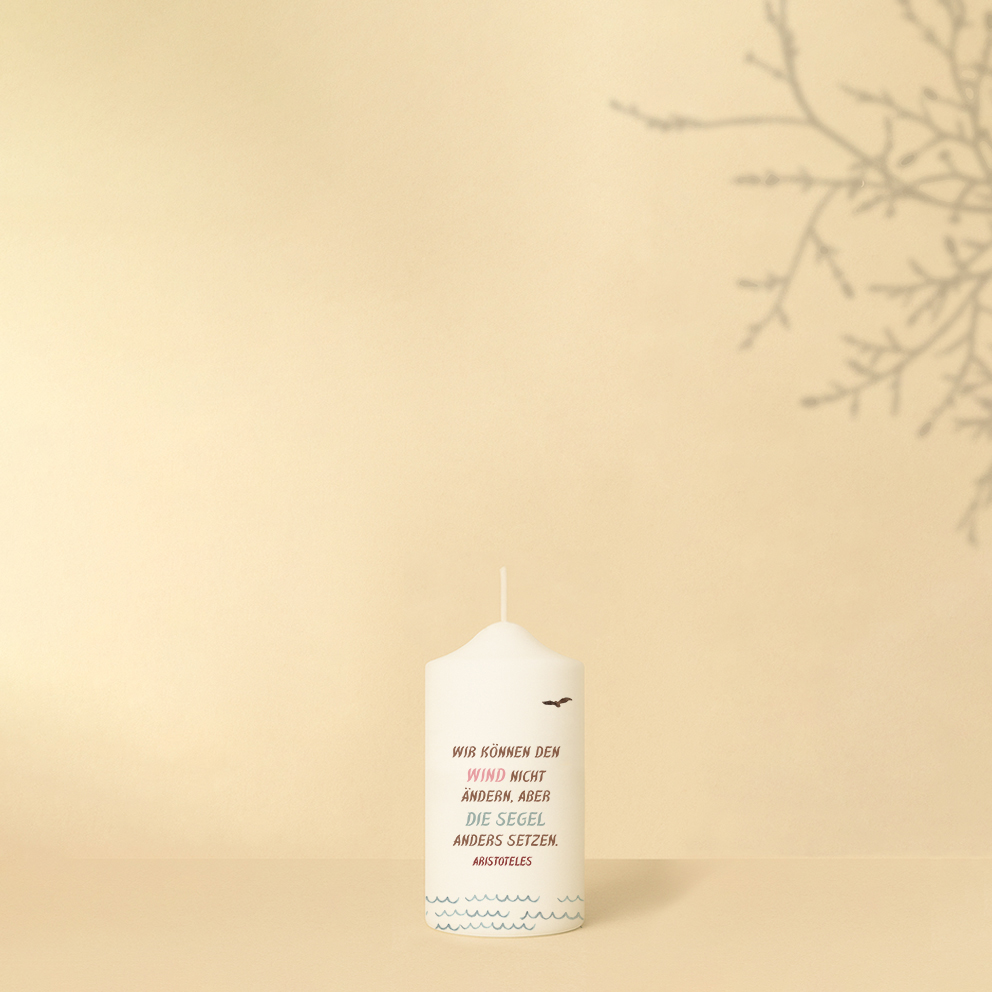 Personalisierte Lebenskerze mit Segelboot in Blau und Rot – maritimes Design für Geburt oder Taufe, frisch und symbolisch.