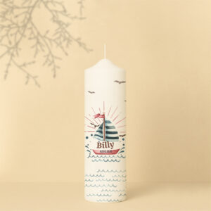 Personalisierte Lebenskerze mit Segelboot in Blau und Rot – maritimes Design für Geburt oder Taufe, frisch und symbolisch.