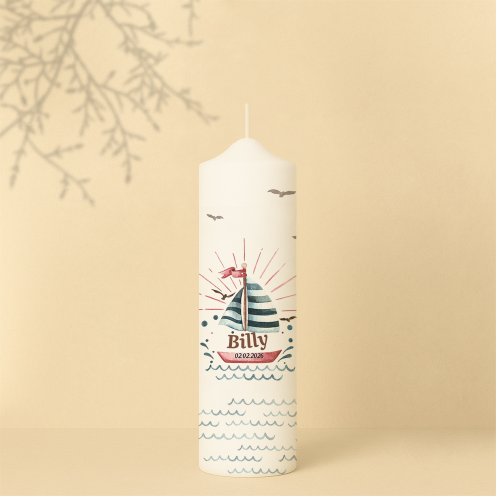 Personalisierte Lebenskerze mit Segelboot in Blau und Rot – maritimes Design für Geburt oder Taufe, frisch und symbolisch.