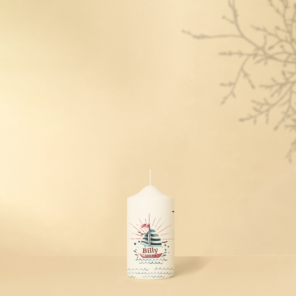Personalisierte Lebenskerze mit Segelboot in Blau und Rot – maritimes Design für Geburt oder Taufe, frisch und symbolisch.