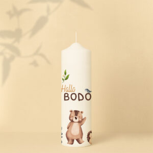 Willkommenskerze mit Waldtieren, Bäumen, Name mit Vogel und Text – personalisiert und in zwei Größen erhältlich.