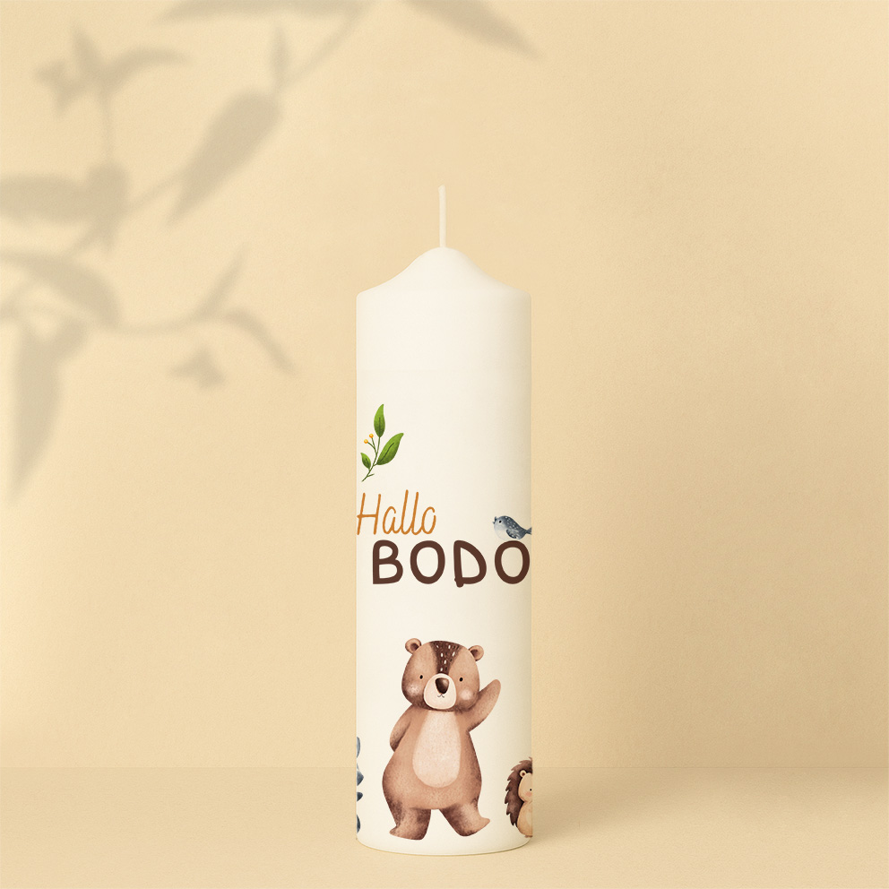 Willkommenskerze mit Waldtieren, Bäumen, Name mit Vogel und Text – personalisiert und in zwei Größen erhältlich.