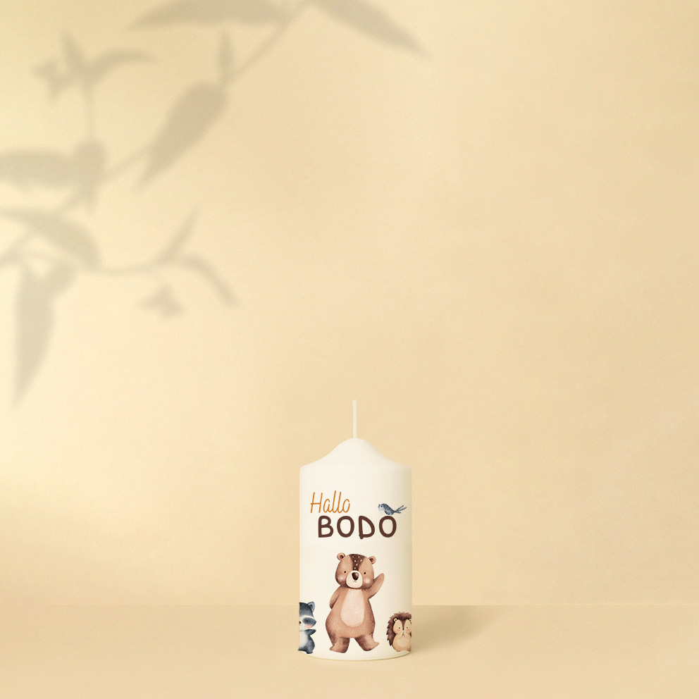 Willkommenskerze mit Waldtieren, Bäumen, Name mit Vogel und Text – personalisiert und in zwei Größen erhältlich.