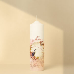 Personalisierte Lebenskerze mit Reiher und Blütenkranz in warmen Naturtönen – elegant für Taufe oder besondere Lebensfeste.