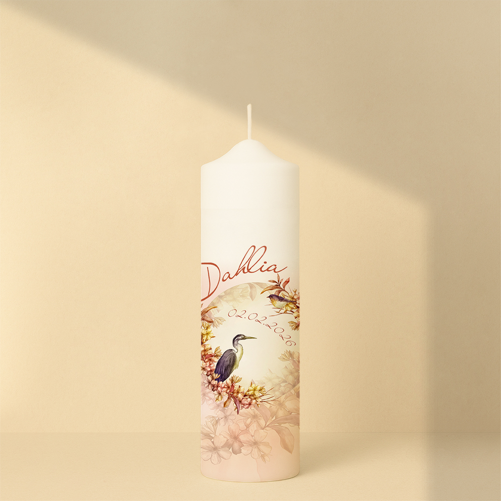 Personalisierte Lebenskerze mit Reiher und Blütenkranz in warmen Naturtönen – elegant für Taufe oder besondere Lebensfeste.