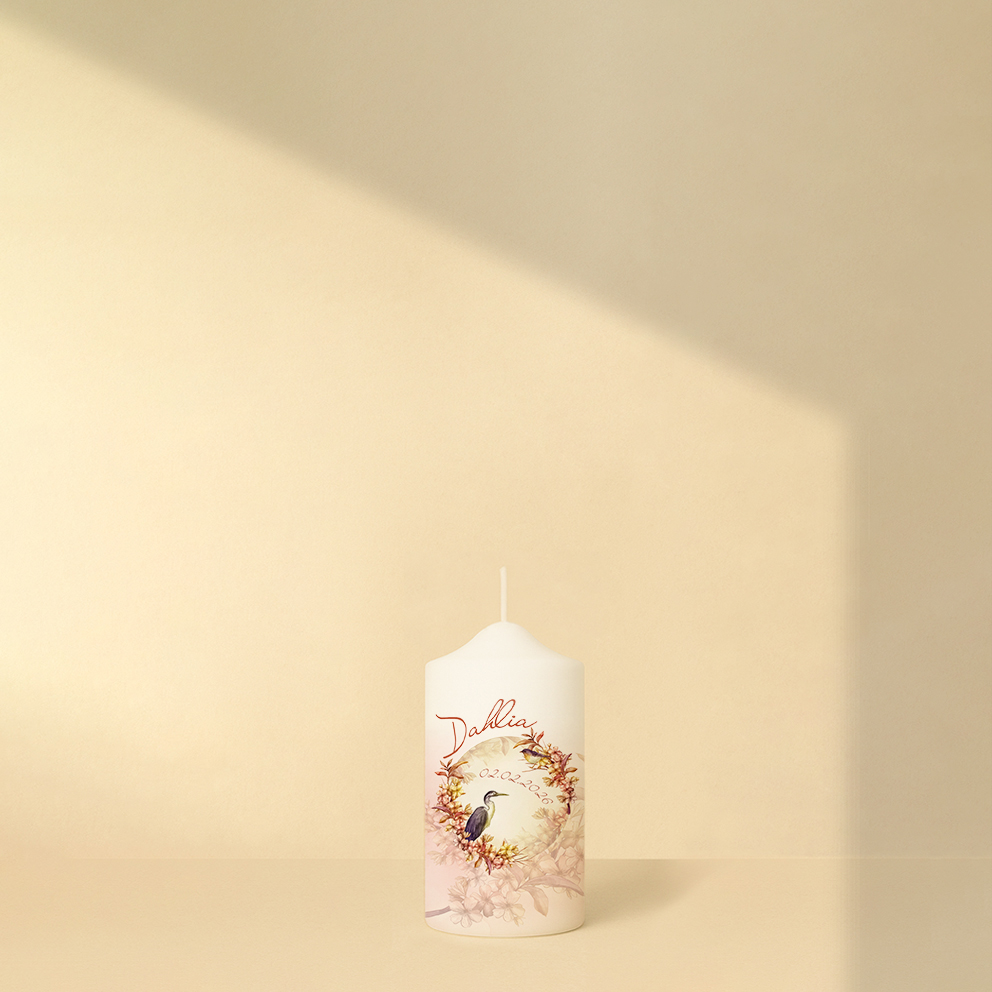 Personalisierte Lebenskerze mit Reiher und Blütenkranz in warmen Naturtönen – elegant für Taufe oder besondere Lebensfeste.