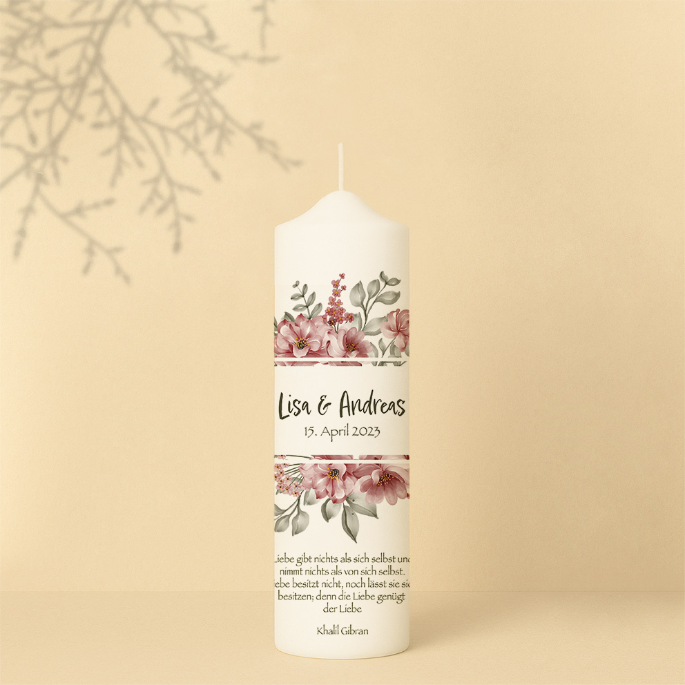 Personalisierte Hochzeitskerze mit zarten Blüten in Rosa und Grün – liebevolles, romantisches Design voller Wärme und Harmonie.